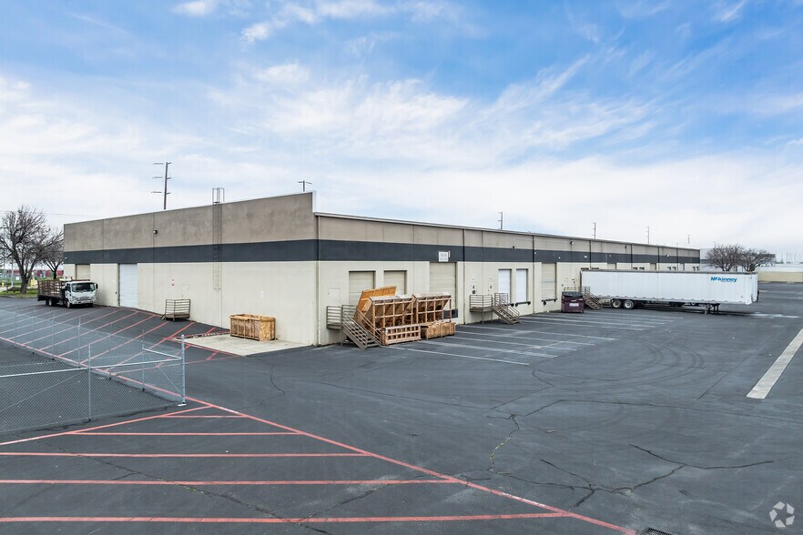 950 E Grant Line Rd, Tracy, CA à louer - Photo de l’immeuble – Image 3 sur 5