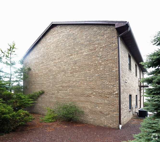 8 Brant Ave, Clark, NJ à louer - Photo de l’immeuble – Image 3 sur 4