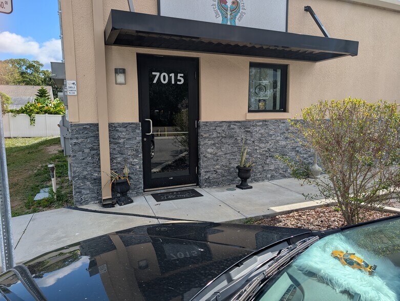 7015 N Manhattan Ave, Tampa, FL à louer - Photo de l’immeuble – Image 2 sur 11