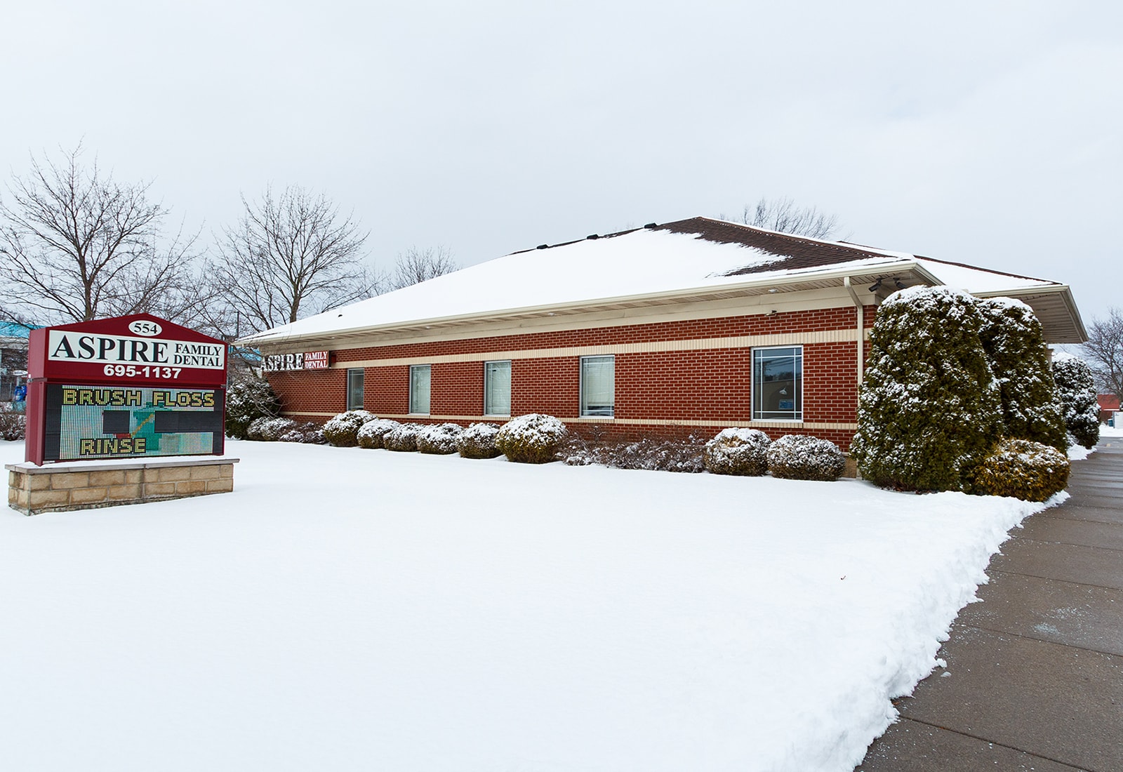 554 E Robinson St, North Tonawanda, NY à vendre Photo principale– Image 1 sur 4