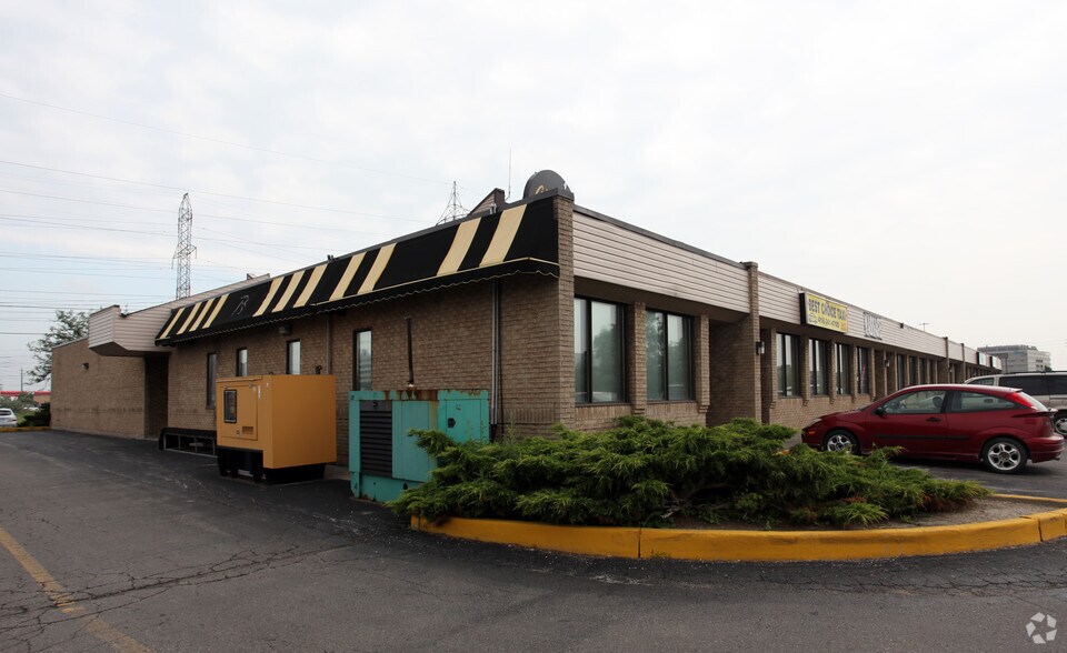 557 Dixon Rd, Toronto, ON à louer - Photo de l’immeuble – Image 3 sur 3