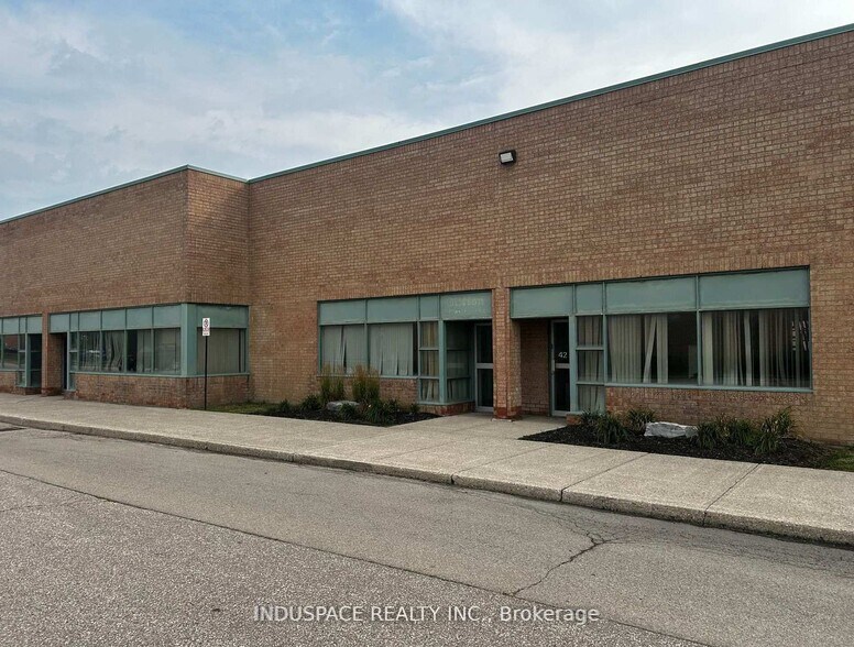2400 Lucknow Dr, Mississauga, ON à louer - Photo de l’immeuble – Image 2 sur 7