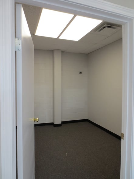 9804-9840 47th Ave NW, Edmonton, AB à louer - Photo intérieure – Image 1 sur 3