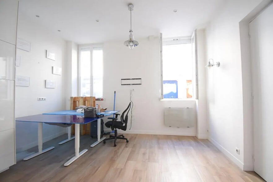Immeuble residentiel dans Paris à vendre - Photo intérieure – Image 1 sur 8