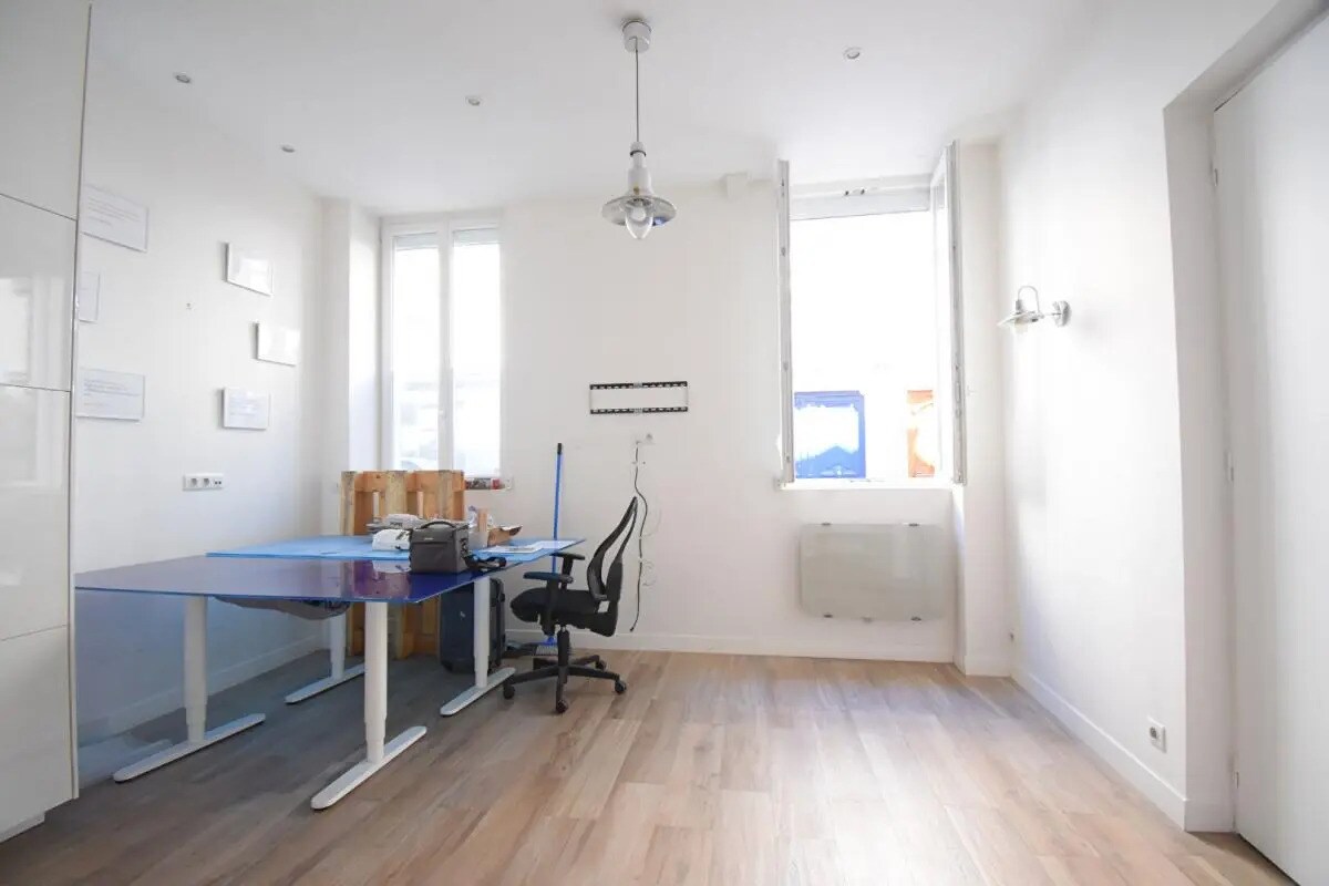 Immeuble residentiel dans Paris à vendre Photo intérieure– Image 1 sur 9