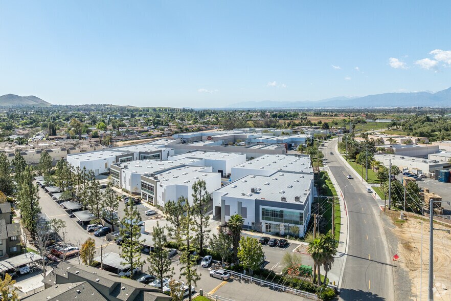6604 Doolittle Ave, Riverside, CA à vendre - Aérien – Image 2 sur 7