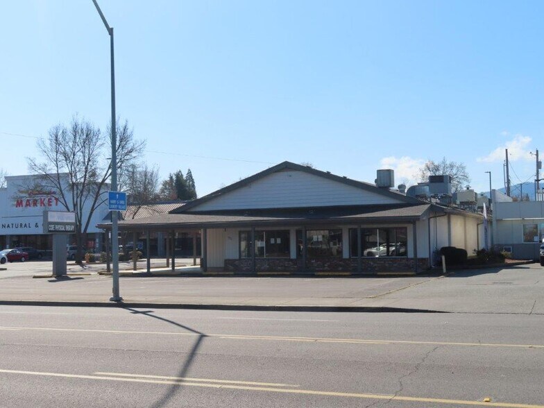 771 W Stewart Ave, Medford, OR à louer - Photo de l’immeuble – Image 2 sur 6
