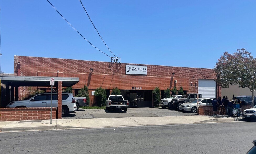9644 Lurline Ave, Chatsworth, CA à louer - Photo de l’immeuble – Image 2 sur 2