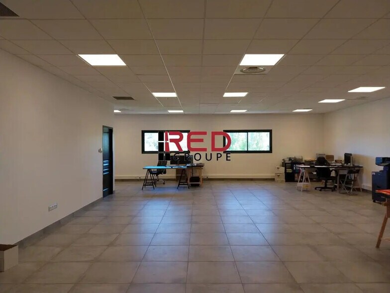 Bureau dans Bouc-Bel-Air à louer - Photo de l’immeuble – Image 1 sur 4