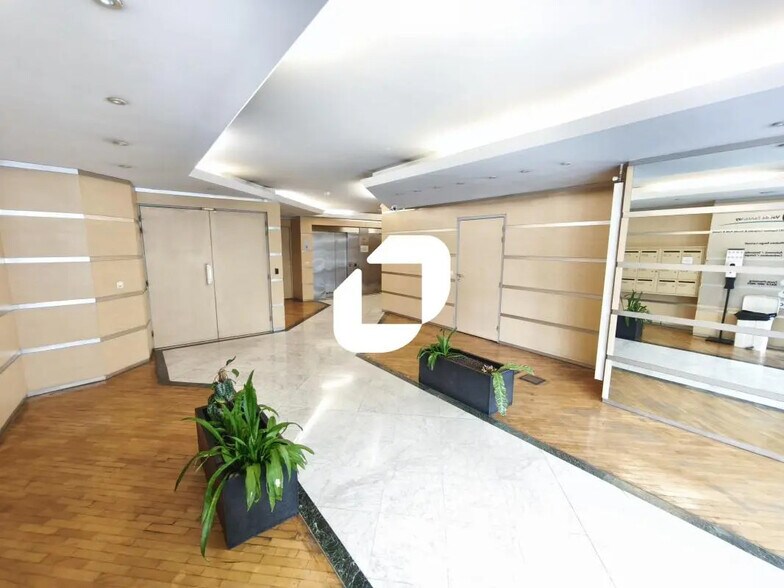 Bureau dans Fontenay-sous-Bois à vendre - Photo de l’immeuble – Image 2 sur 10