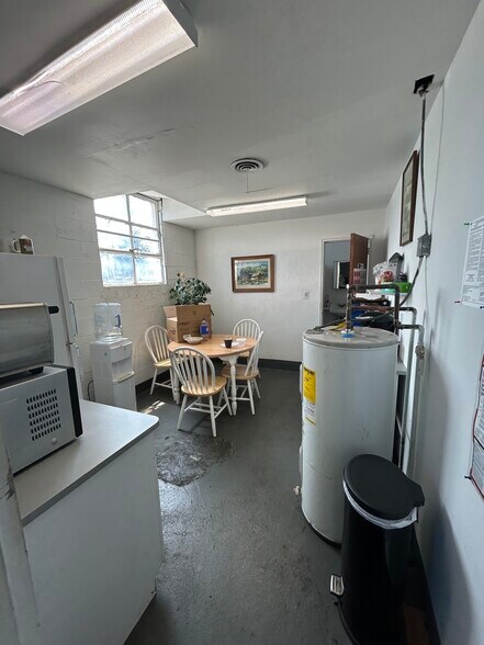 145 Babylon Tpke, Roosevelt, NY à louer - Photo de l’immeuble – Image 3 sur 6