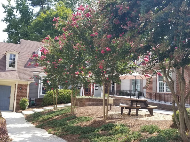 104-114 Brady Ct, Cary, NC à vendre - Photo de l’immeuble – Image 3 sur 14