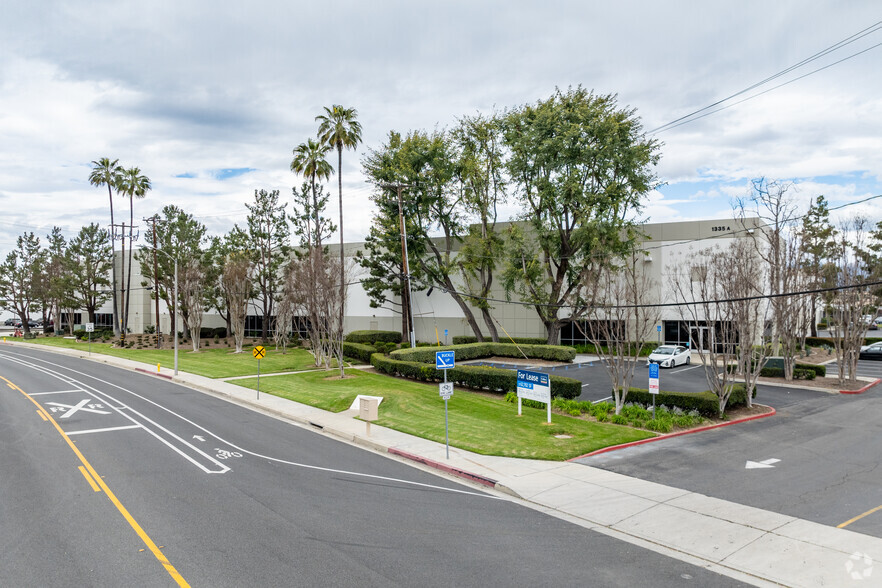 1335 Philadelphia St, Pomona, CA à louer - Photo de l’immeuble – Image 3 sur 8