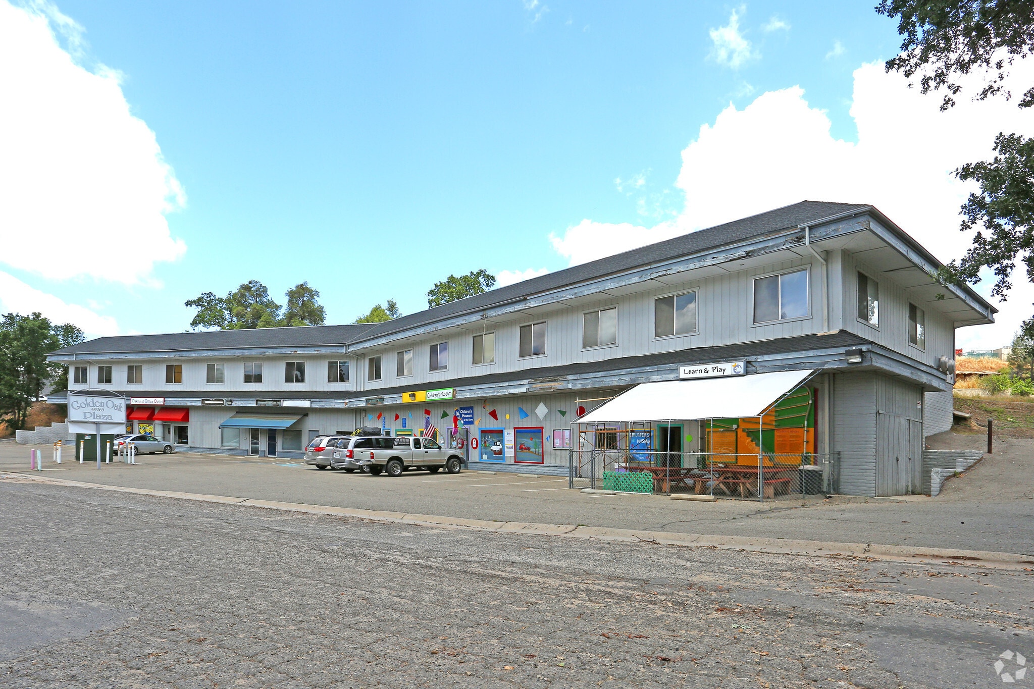 49255-49269 Golden Oak Dr, Oakhurst, CA à louer Photo de l’immeuble– Image 1 sur 1