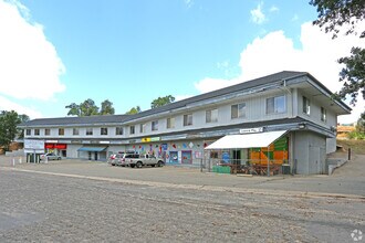 49255-49269 Golden Oak Dr, Oakhurst, CA à louer Photo de l’immeuble– Image 1 sur 1