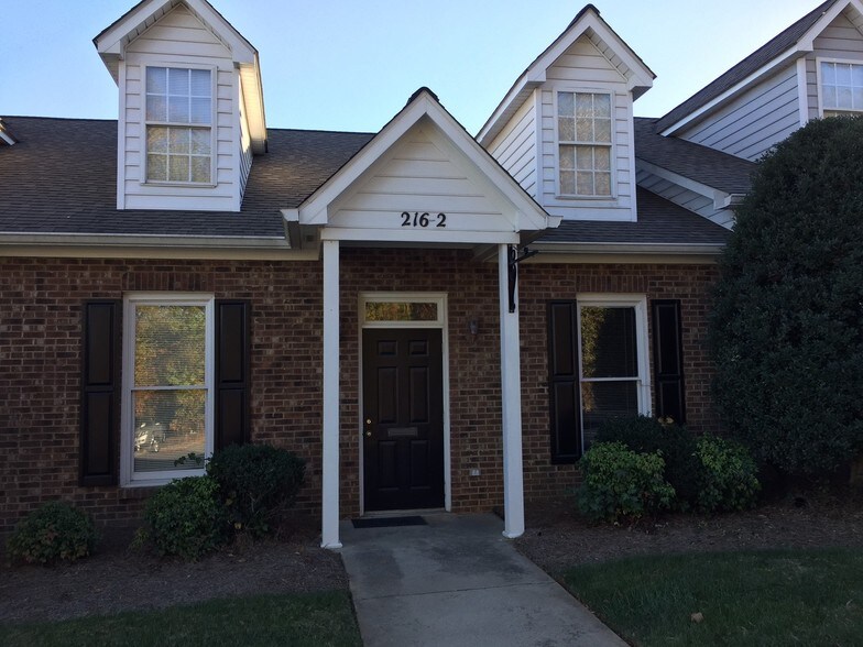 216 S Swing Rd, Greensboro, NC à louer - Photo de l’immeuble – Image 2 sur 4