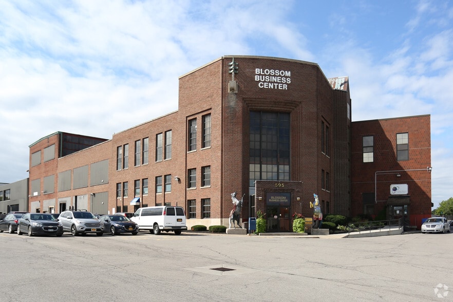 595 Blossom Rd, Rochester, NY à louer - Photo principale – Image 1 sur 7