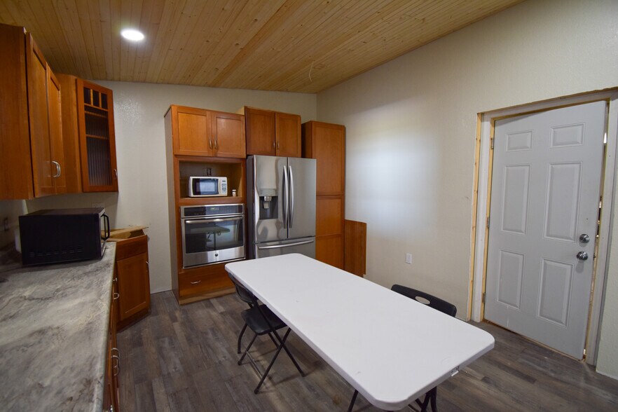 823 Center Ave, Curtis, NE à louer - Photo intérieure – Image 2 sur 16