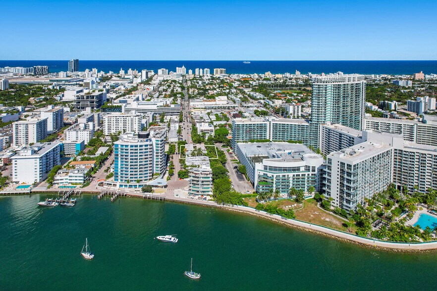 1580 Bay Road. Miami Beach Assemblage portefeuille de 3 biens à vendre sur LoopNet.fr - Photo de l’immeuble – Image 3 sur 9