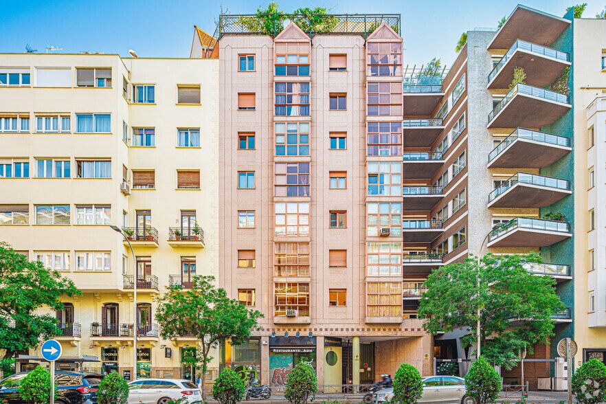 Immeuble residentiel dans Madrid, Madrid à vendre - Photo de l’immeuble – Image 2 sur 2