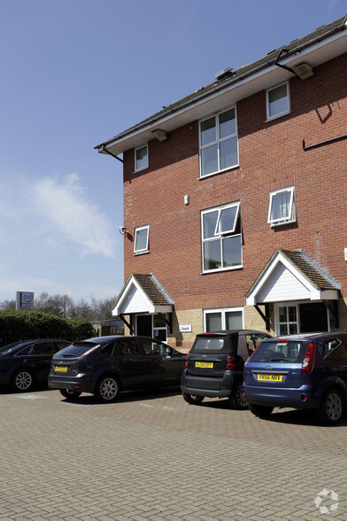 7 Tuscam Way, Camberley à louer - Photo principale – Image 1 sur 1