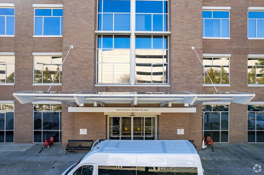 5445 Meridian Mark Rd, Atlanta, GA à louer - Photo de l’immeuble – Image 3 sur 4
