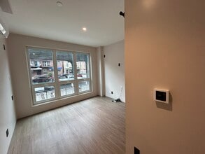 30-17 31st St, Astoria, NY à louer Photo de l’immeuble– Image 1 sur 1