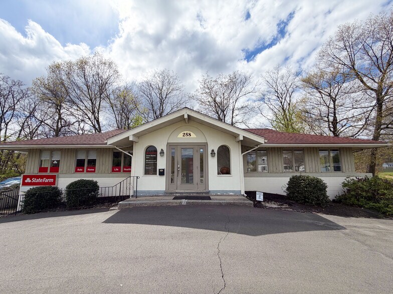 258 Middle St, Bristol, CT à vendre - Photo de l’immeuble – Image 2 sur 21