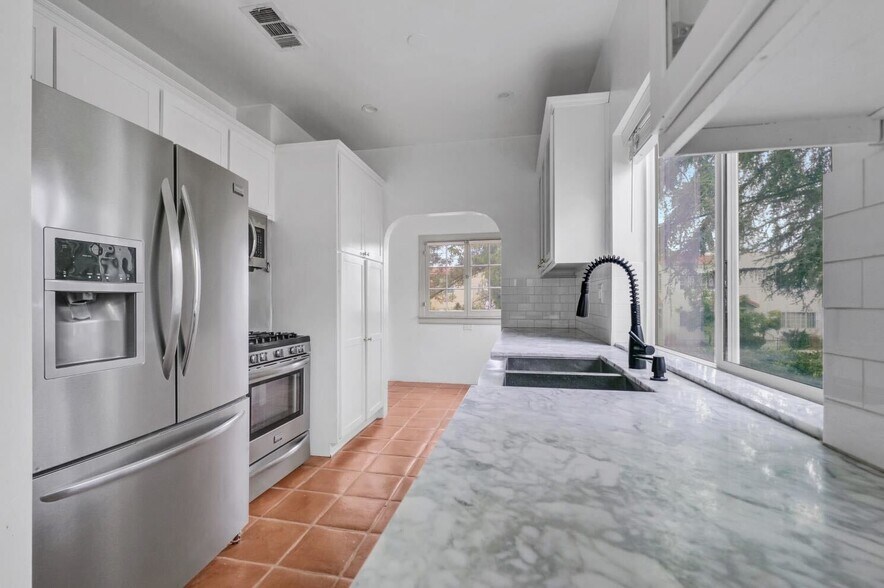 5112 Edgewood Pl, Los Angeles, CA à vendre - Photo de l’immeuble – Image 3 sur 12