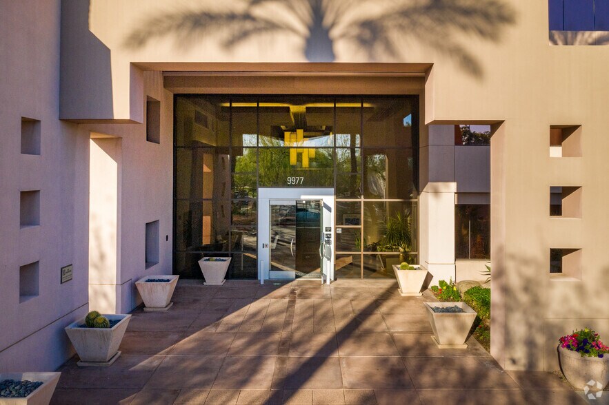 9977 N 90th St, Scottsdale, AZ à louer - Photo de l’immeuble – Image 3 sur 9
