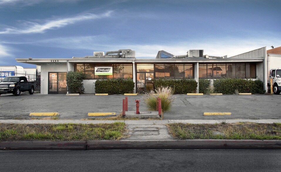 8924 Bellanca Ave, Los Angeles, CA à louer - Photo de l’immeuble – Image 3 sur 5