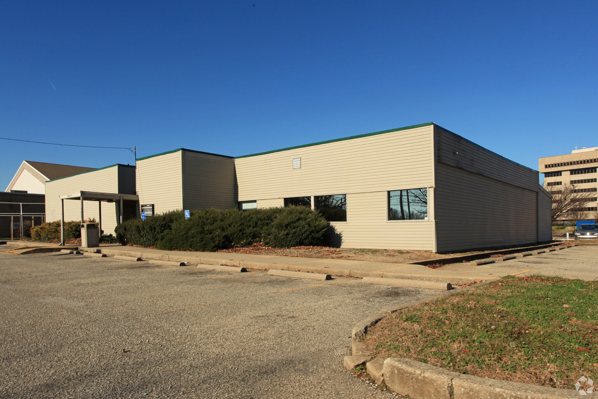 4001 Dupont Cir, Louisville, KY à vendre Photo principale– Image 1 sur 6