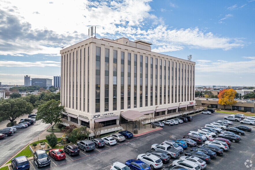 1140 Empire Central Dr, Dallas, TX à louer - Photo de l’immeuble – Image 1 sur 12