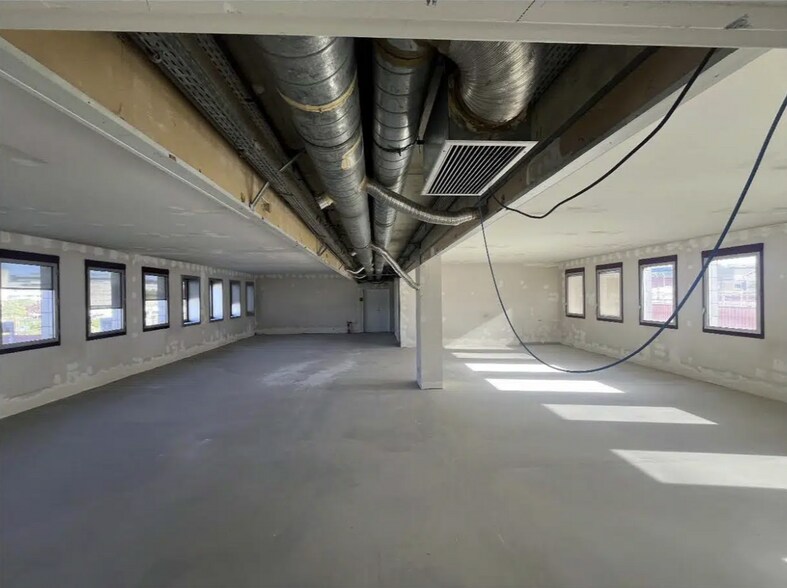 Bureau dans Montigny-le-Bretonneux à vendre - Photo de l’immeuble – Image 2 sur 4