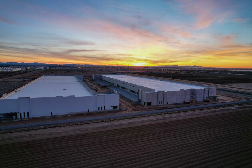 15784 W Hatcher Rd, Waddell, AZ à vendre - Photo de l’immeuble – Image 2 sur 4