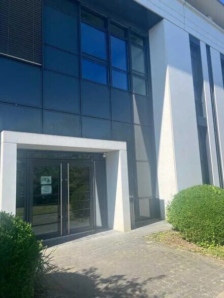 3 Boulevard Jean Moulin, Élancourt à louer - Photo de l’immeuble – Image 3 sur 12