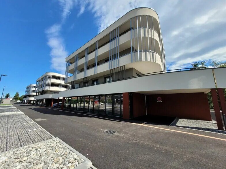 Local commercial dans Viviers-du-Lac à louer - Photo de l’immeuble – Image 3 sur 11