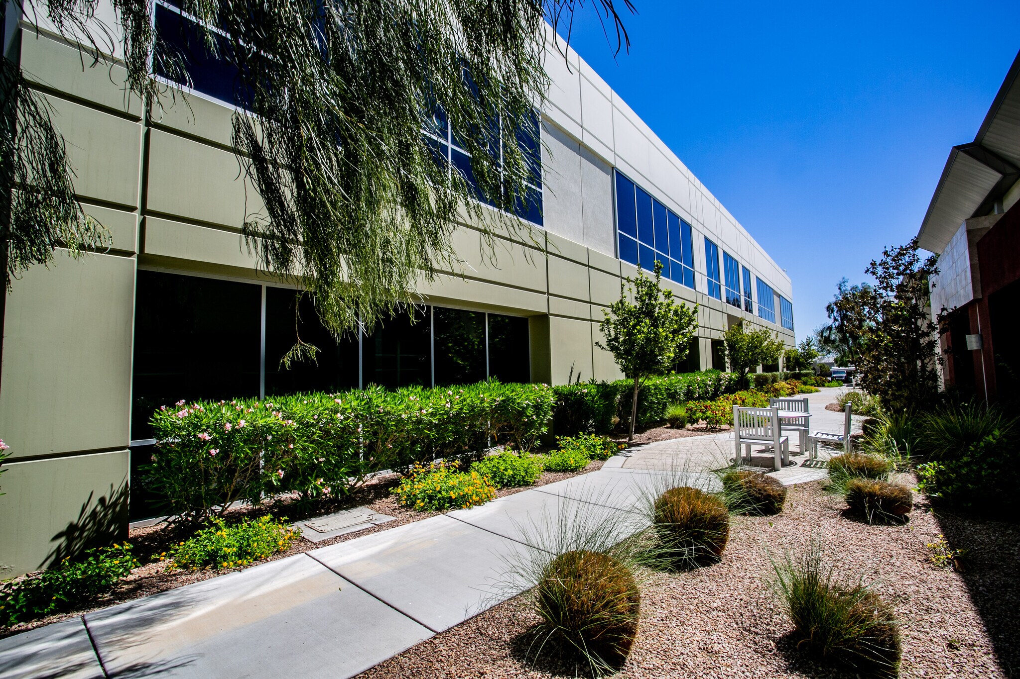 8876 Spanish Ridge Ave, Las Vegas, NV à vendre Photo de l’immeuble– Image 1 sur 94