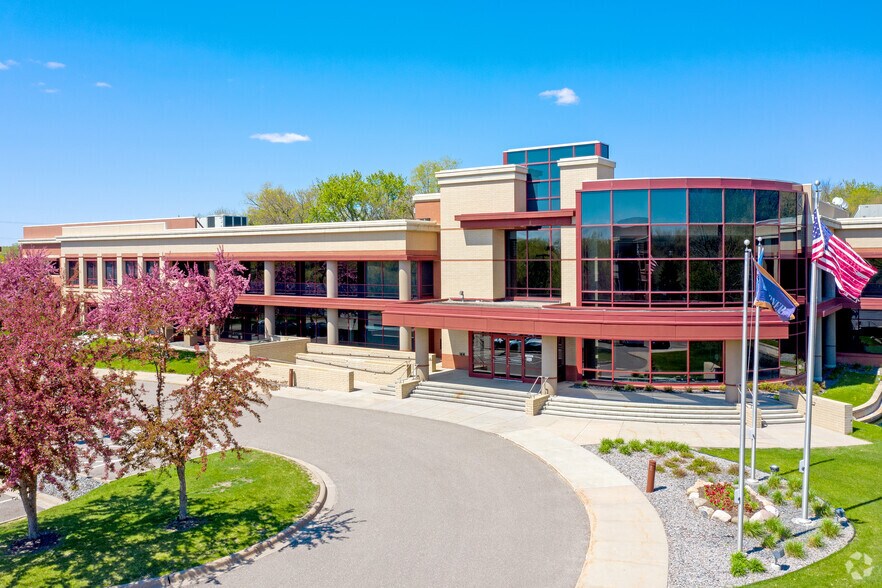 130 N Cheshire Ln, Minnetonka, MN à louer - Photo de l’immeuble – Image 1 sur 16