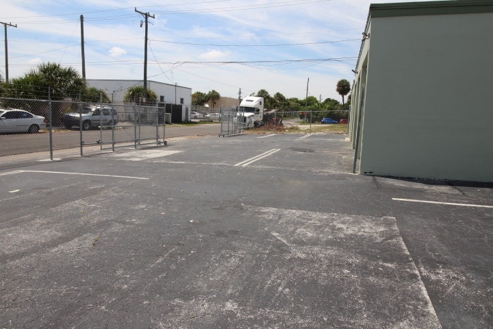 609 N Railroad Ave, Boynton Beach, FL à louer - Photo intérieure – Image 2 sur 23