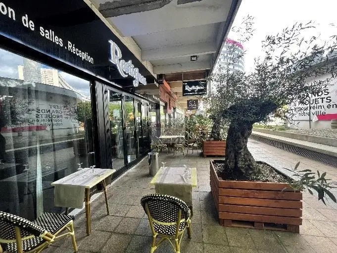 Local commercial dans Courbevoie à louer - Photo de l’immeuble – Image 2 sur 10