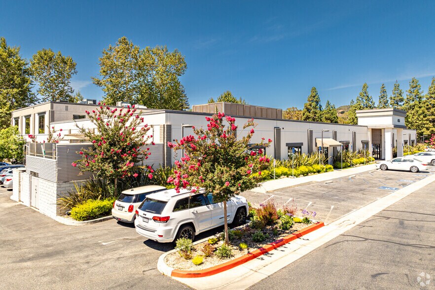696 Hampshire Rd, Westlake Village, CA à louer - Photo de l’immeuble – Image 2 sur 4