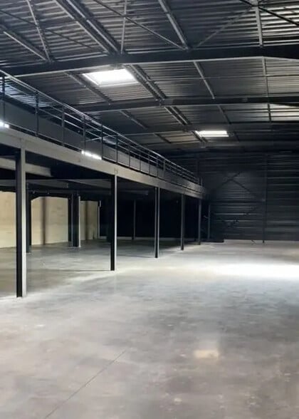 Local d’activités dans Mably à louer - Photo de l’immeuble – Image 2 sur 3