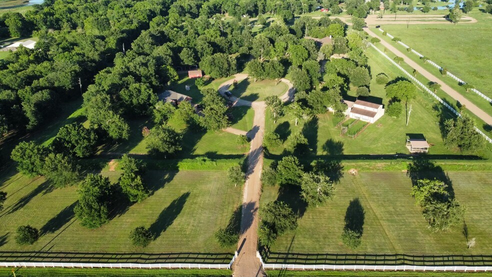 530 Chisolm Trl, Wallis, TX à vendre - Photo de l’immeuble – Image 2 sur 6