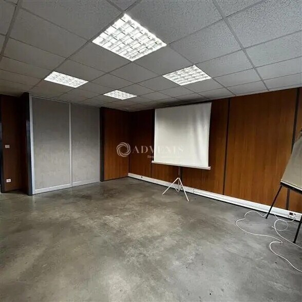 Bureau dans  à louer - Photo de l’immeuble – Image 2 sur 12