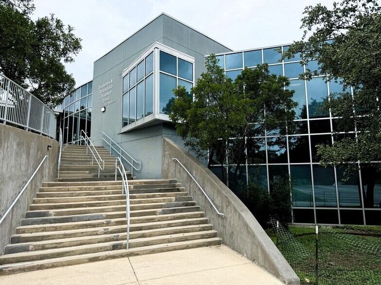 5107 Medical Dr, San Antonio, TX à louer - Photo de l’immeuble – Image 2 sur 5