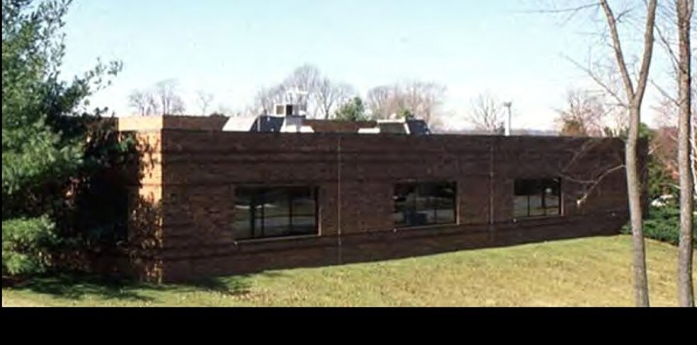 750 Springdale Dr, Exton, PA à vendre - Photo de l’immeuble – Image 2 sur 3