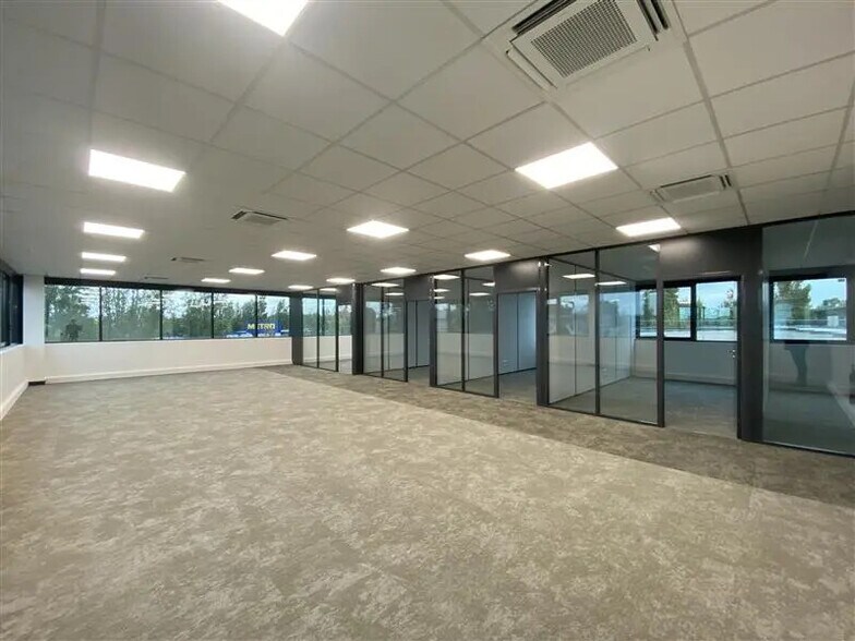 Bureau dans Villeneuve-la-Garenne à louer - Photo de l’immeuble – Image 2 sur 6