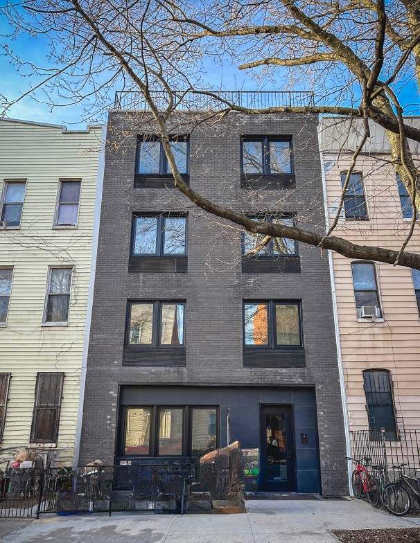 230 Boerum St, Brooklyn, NY à vendre Photo principale– Image 1 sur 8