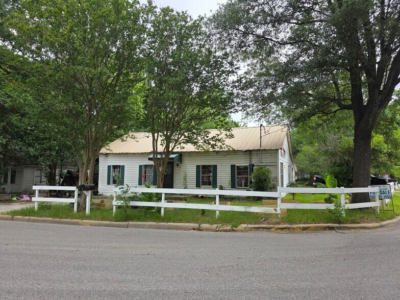2020 Avenue L 1/2, Huntsville, TX à vendre - Photo de l’immeuble – Image 2 sur 6